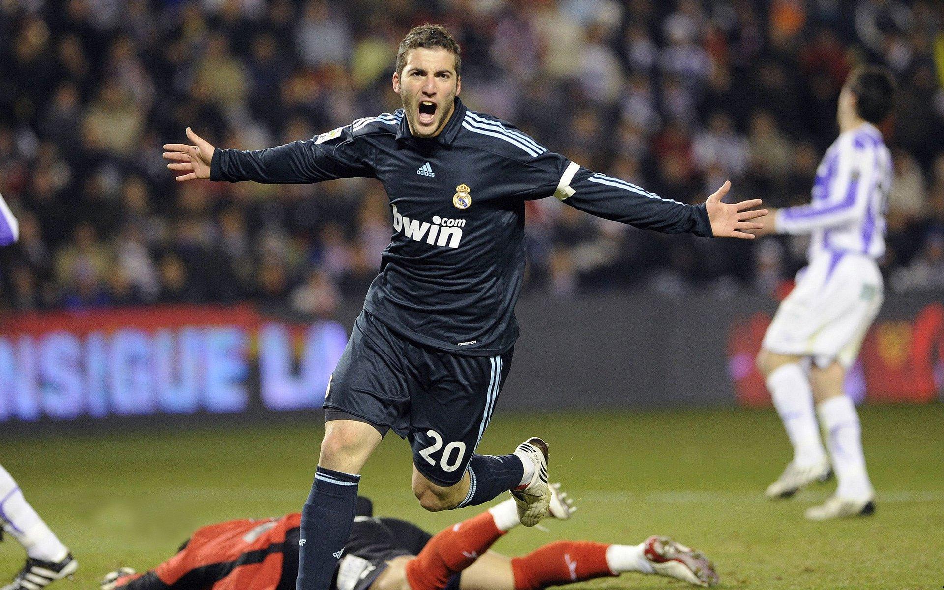 邓弗里斯金球奖梦获队友力挺，赫拉芬贝赫，他踢出了一个定义性的赛季